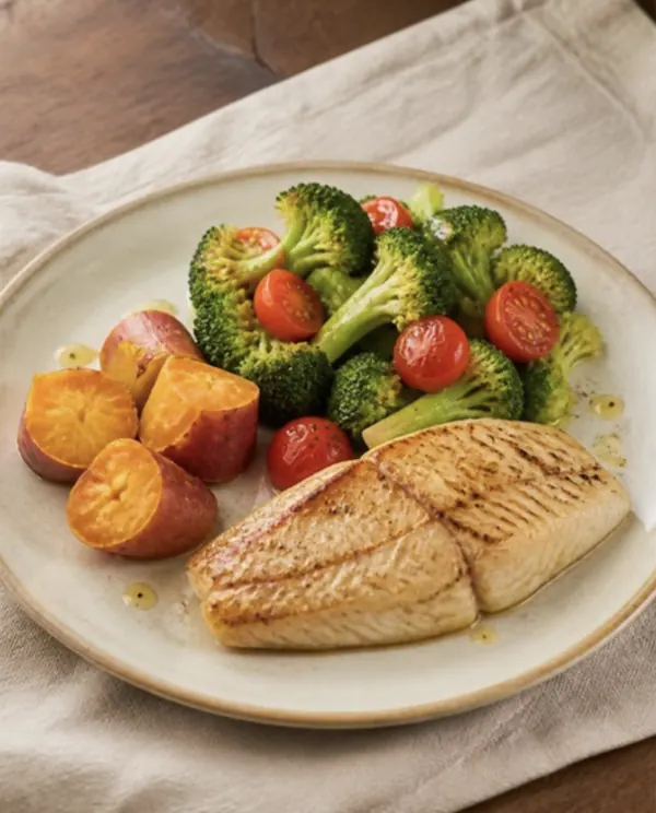 Almoço: Peixe grelhado + batata-doce + brócolis refogado